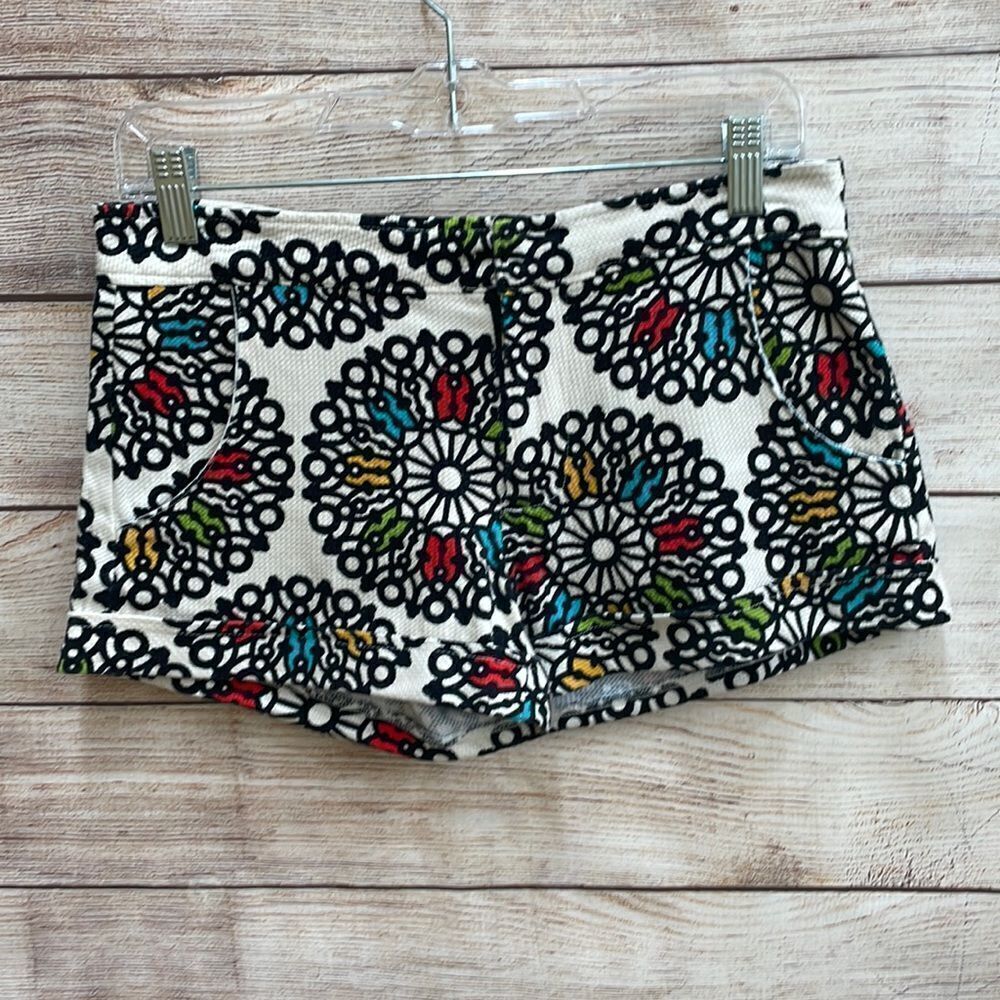 JUDITH MARCH SHORTS IN FLORAL PRINT